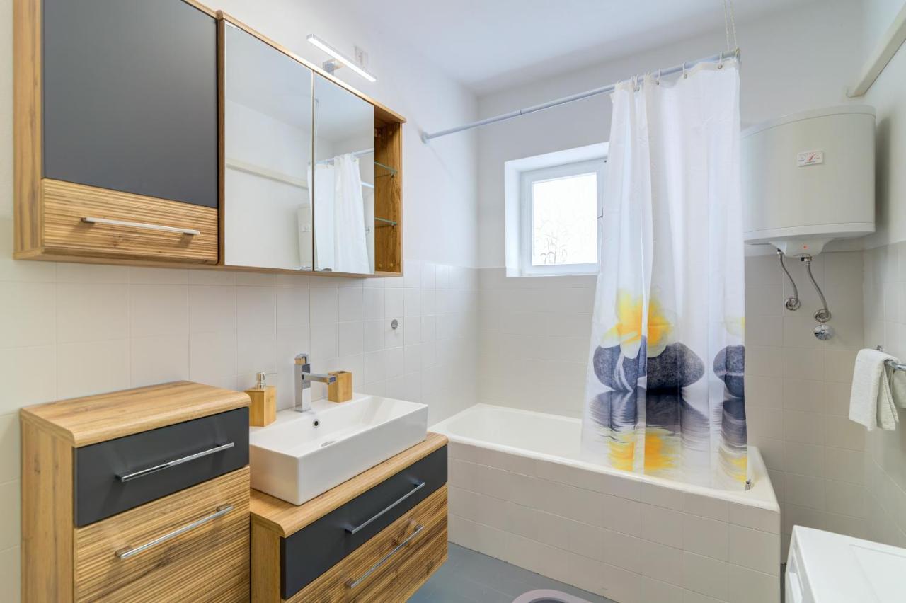 Apartments By The Beach Adela Senj 센 외부 사진