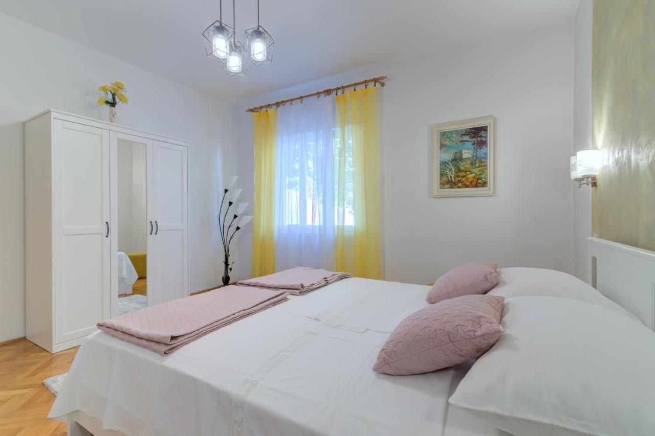 Apartments By The Beach Adela Senj 센 외부 사진