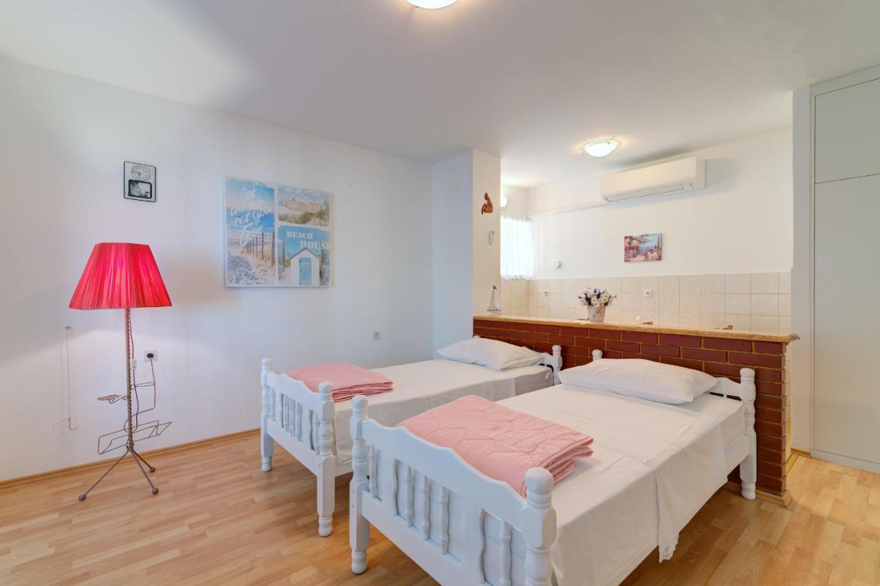 Apartments By The Beach Adela Senj 센 외부 사진